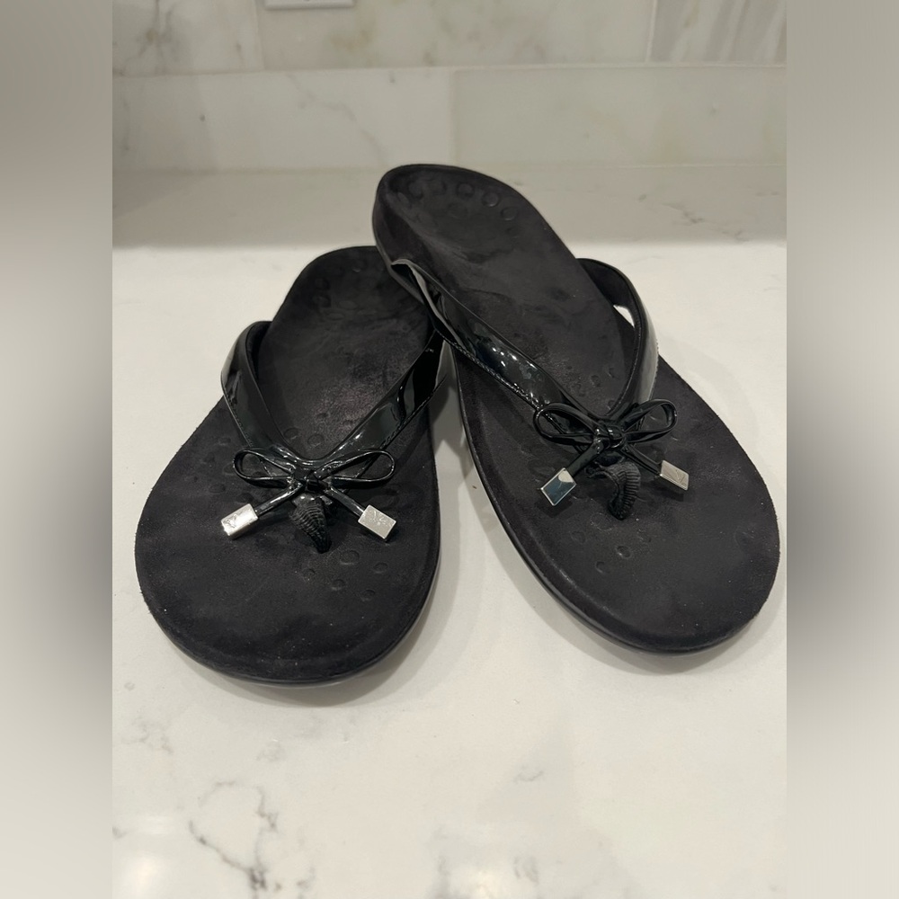 Vionic Bella Flip Flops. Size 8.  Black.  Great Condition.